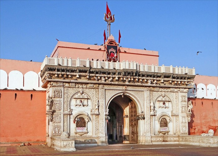 Karni Mata Temple: राजस्थान का अनोखा मंदिर है करणी माता मंदिर, भक्तों को दिया जाता था चूहों का झूठा प्रसाद