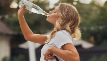 Dehydration Symptoms: गर्मी में डिहाइड्रेशन की वजह से हो सकती हैं कई गंभीर समस्याएं, जानिए लक्षण और बचाव के तरीके
