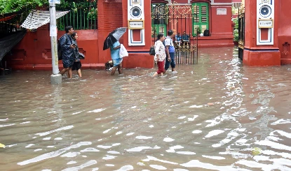 Heavy Rainfall Landslides in North Bengal | दार्जिलिंग, सिलीगुड़ी, मालदा में भारी बारिश से जनजीवन प्रभावित, मकान क्षतिग्रस्त और पेड़ उखड़ गए