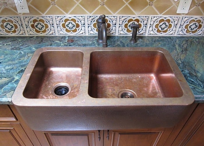 Kitchen Hacks: किचन सिंक से आने वाले कॉकरोच और झींगुर से पाएं निजात, बनाएं ये आसान होममेड स्प्रे
