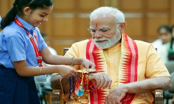 छात्राओं ने पीएम मोदी को बांधी राखी
