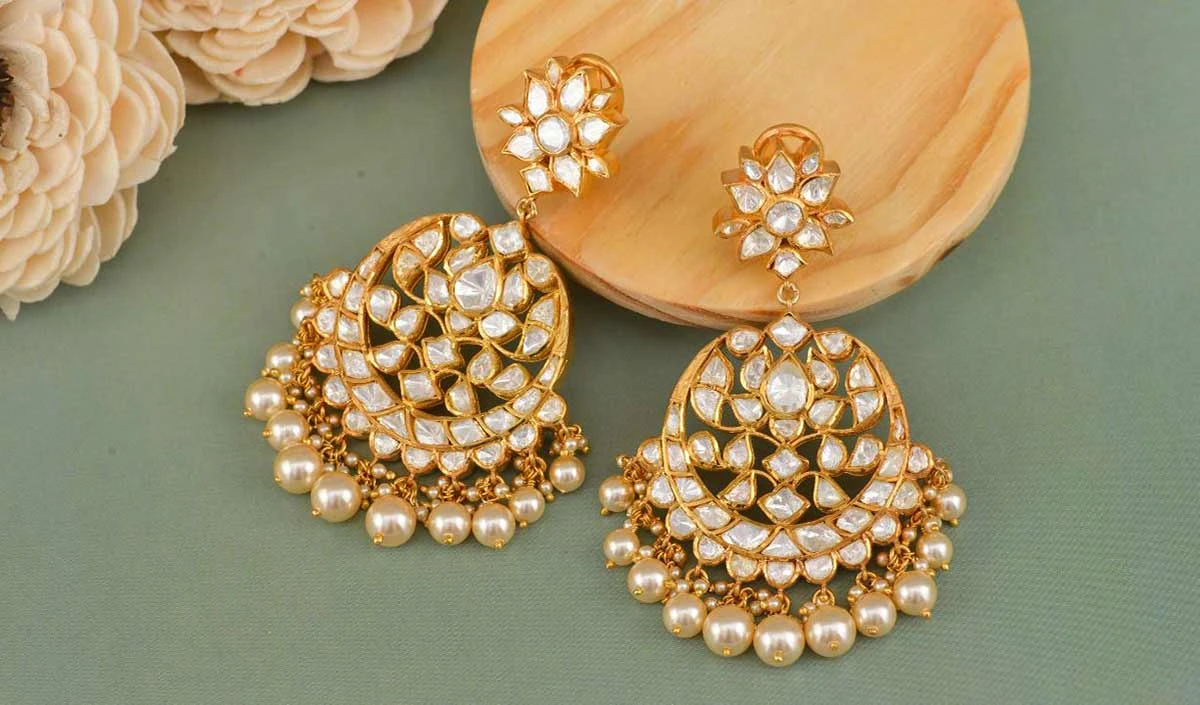 Fashion Tips: हैवी इयररिंग्स पहनने से नहीं होगा दर्द, बस अपनाएं ये आसान हैक्स
