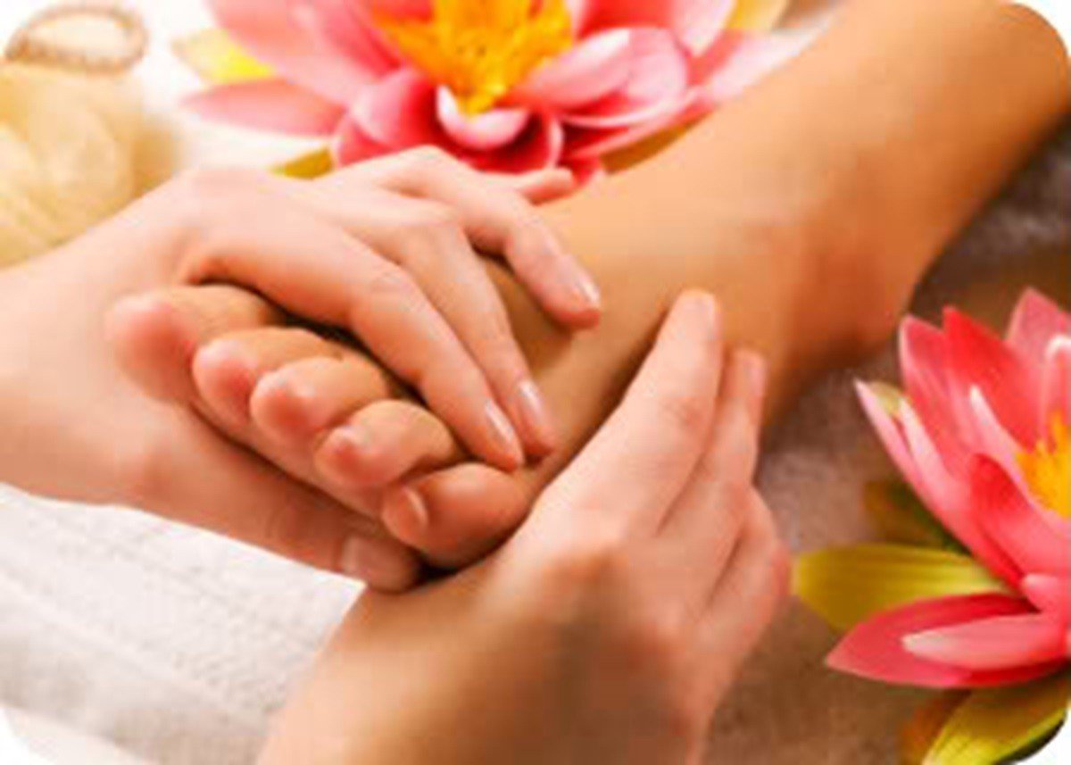 Home Remedies: घुटनों का दर्द अब नहीं सताएगा, घर पर बनाएं ये असरदार आयुर्वेदिक तेल