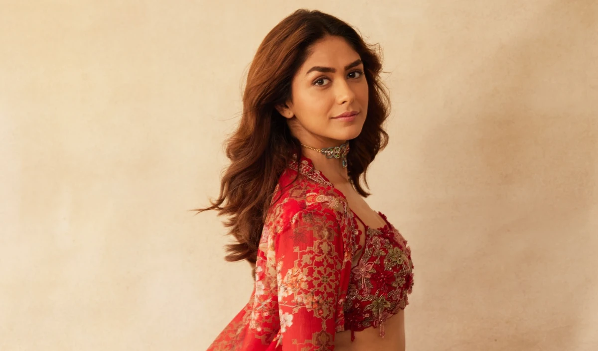 वायरल वीडियो पर Mrunal Thakur का पछतावा, बिना नाम लिए Bipasha Basu से मांगी माफी Breaking News Update news image