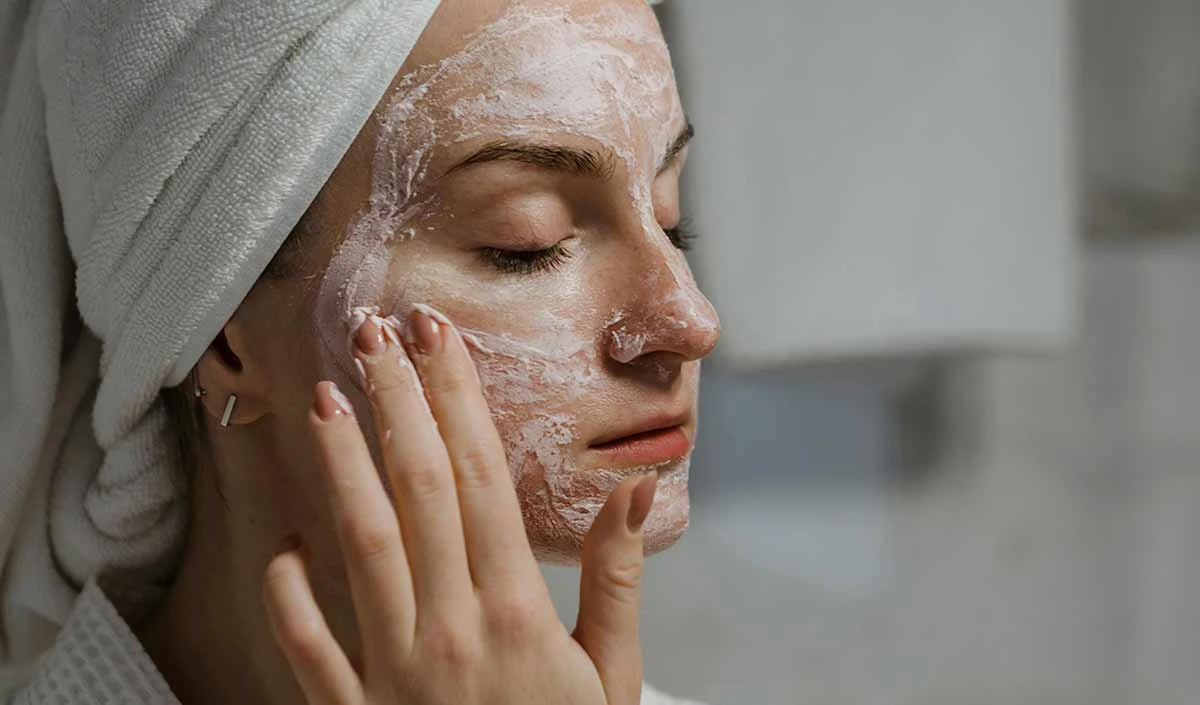 Skin Care: मानसून में पिंपल्स से परेशान? ये क्लींजिंग हैक्स आएंगे बेहद काम