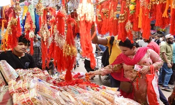 बाजार में रक्षाबंधन की रौनक