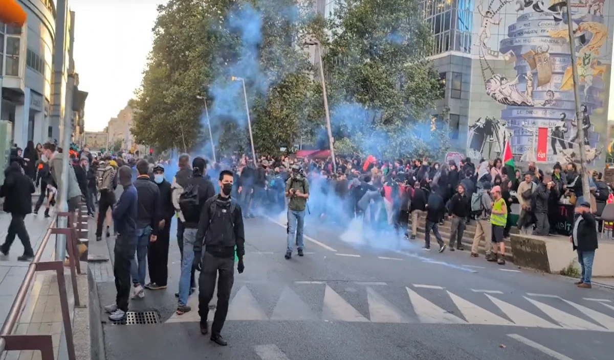 फ्रांस में हिंसक विरोध: मैक्रों सरकार पर बढ़ता दबाव, क्या होगा आगे? France Witnesses Mass Anti Macron Protests news image