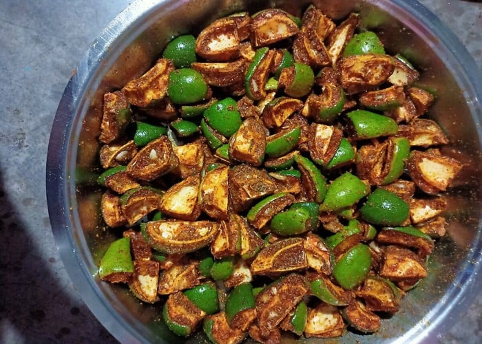 Mango Pickle Recipe: दादी की पारंपरिक रेसिपी से बनाएं आम का अचार, स्वाद और सेहत का मिलेगा अनोखा संगम