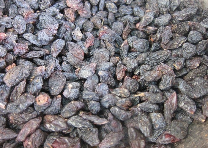 Black Raisin Water Benefits: रोजाना सुबह काली किशमिश का पानी पीने से शरीर को मिलेंगे गजब के फायदे, ऐसे करें सेवन
