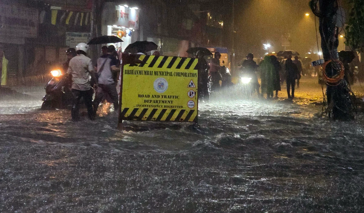 मुंबई : भारी बारिश के कारण मालगाड़ी रुकी, मध्य रेलवे की उपनगरीय ट्रेन सेवाएं प्रभावित