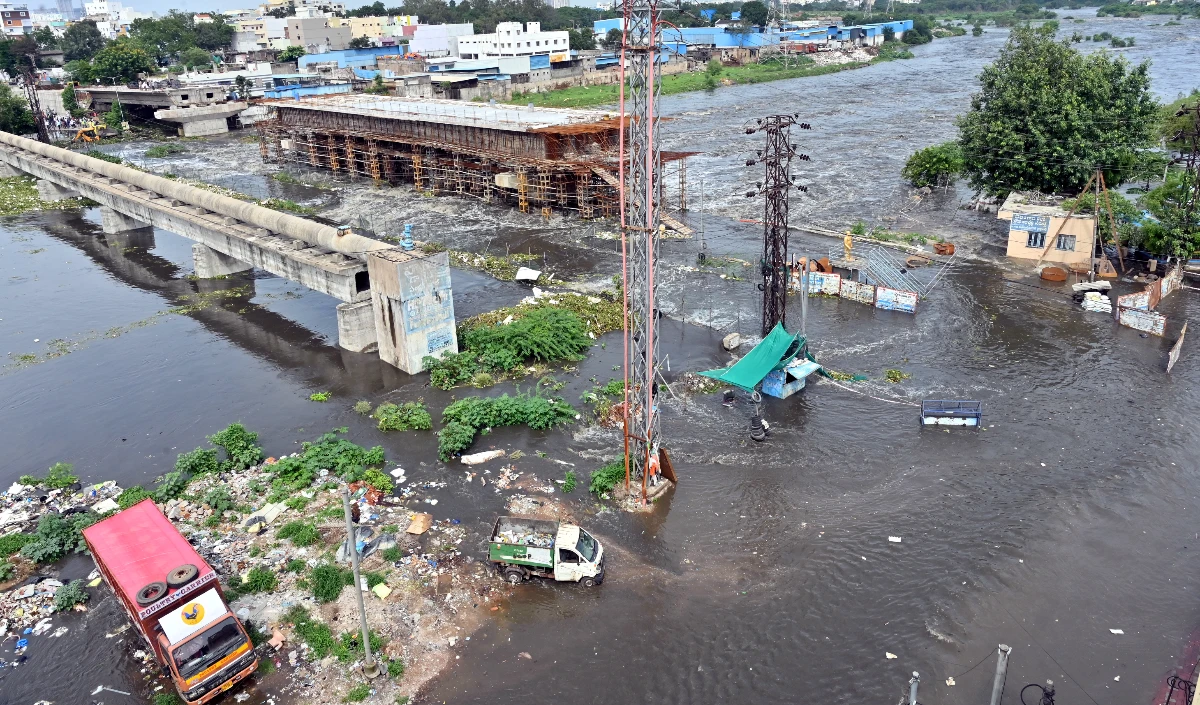 Hyderabad Rain | हैदराबाद में जलप्रलय! भारी बारिश के बीच यातायात ठप, सड़कें बनीं नदियां, 3 लोगों का कोई सुराग नहीं