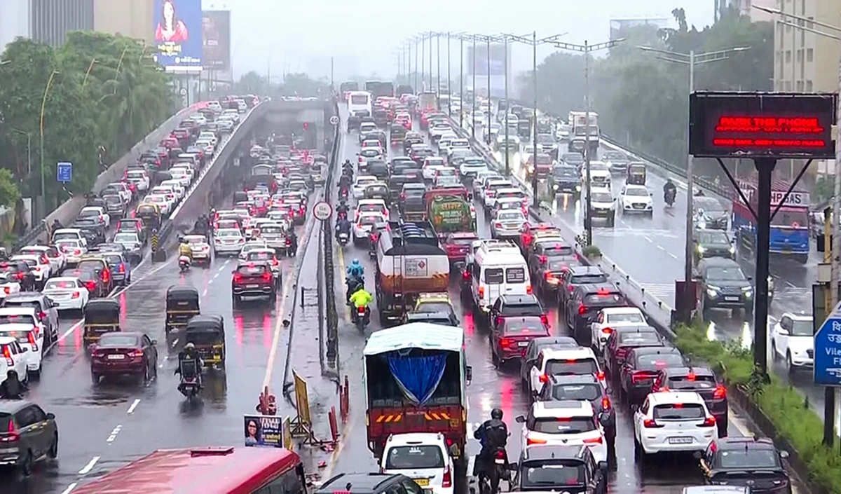 Mumbai Rain Update | मुंबई में IMD का येलो अलर्ट, रातभर मूसलाधार बारिश से सड़कों पर बाढ़, लोकल ट्रेनों की रफ्तार धीमी।