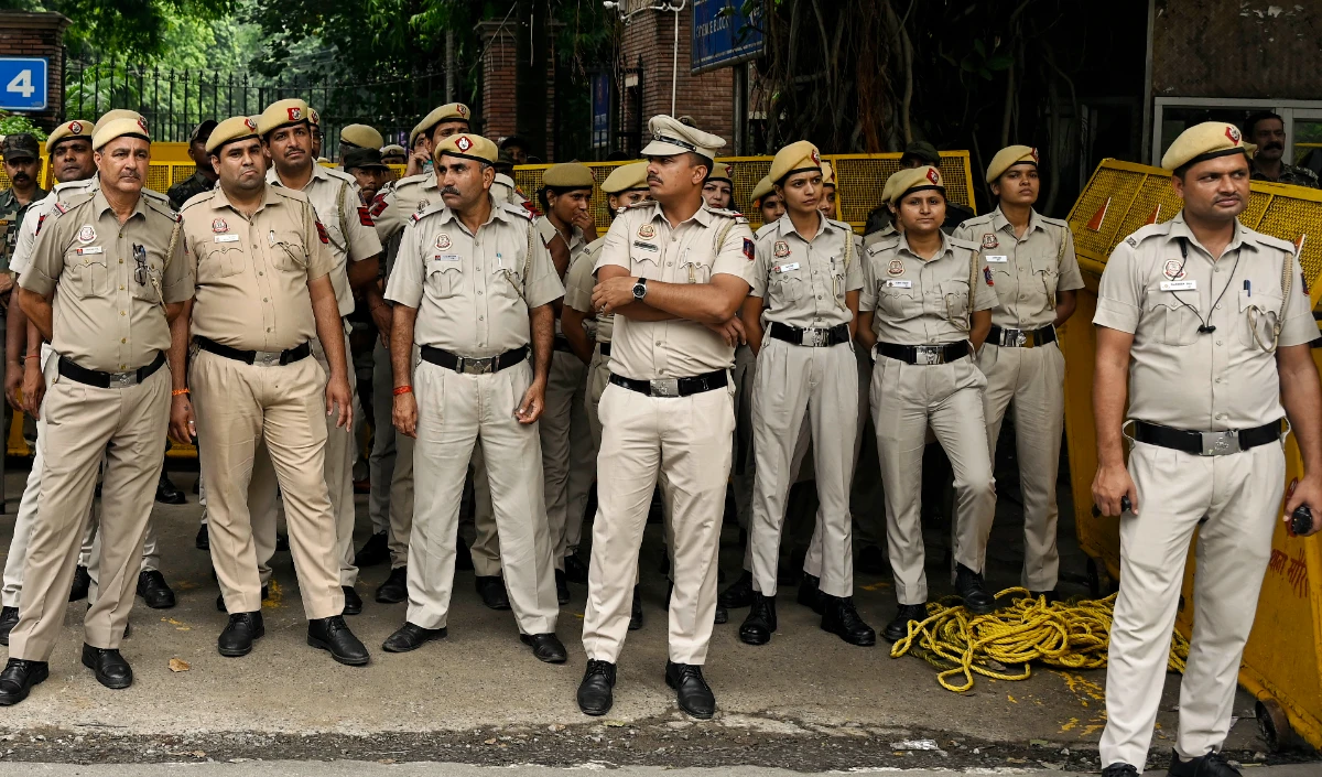 दिल्ली, हरियाणा और एनसीआर में गैंगस्टरों के 25 ठिकानों पर छापे, 380 पुलिसकर्मी तैनात, हथियार और लग्जरी गाड़ियां बरामद