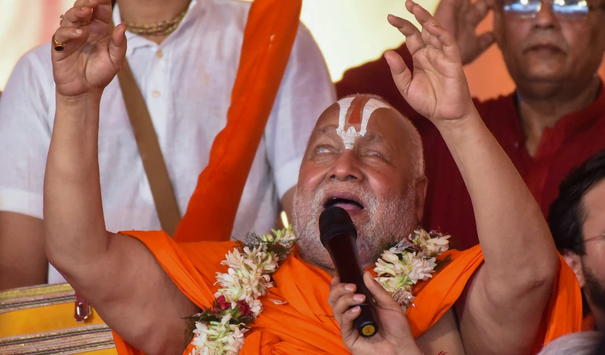 'मिनी पाकिस्तान' बयान पर जगद्गुरु रामभद्राचार्य कायम, पश्चिमी यूपी पर गरमाई सियासत
