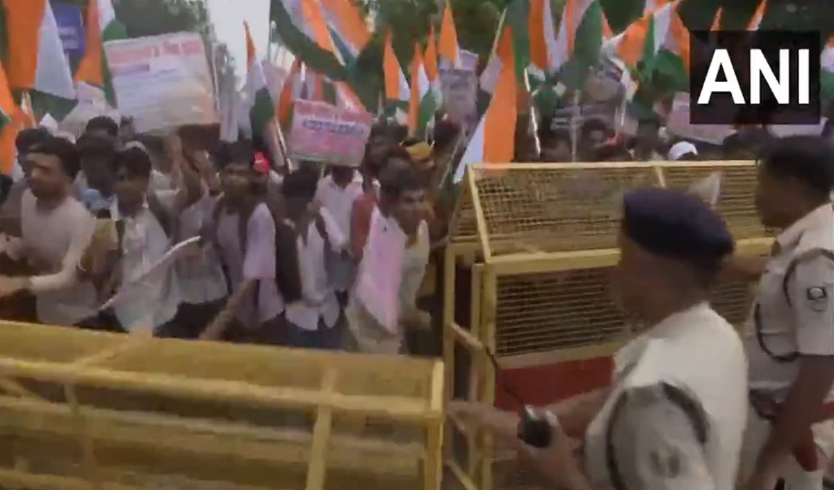बिहार में नौकरियों को लेकर बवाल: बैरिकेड्स तोड़ आगे बढ़े छात्र, सरकार मौन क्यों?