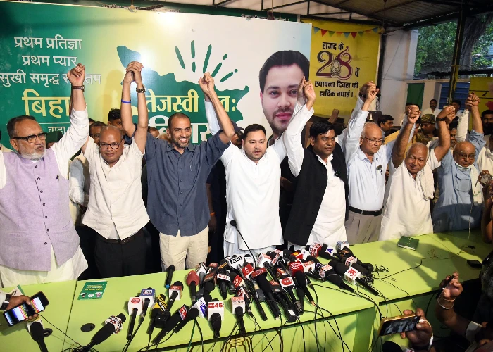 Bihar Election: तेजस्वी यादव ने किया ऐलान चुनाव जीते तो बढ़ेगा एंबुलेंस कर्मियों का मानदेय