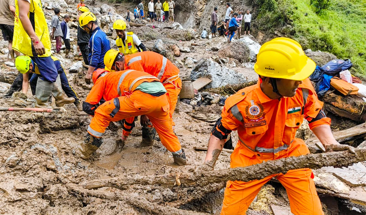 Cloudburst hits Dehradun | देहरादून में फादल फटने से मचा कोहराम, सड़कें-मकान बहे, सीएम धामी ने त्रासदी पर दी जानकारी, बोले- युद्धस्तर पर राहत-बचाव जारी