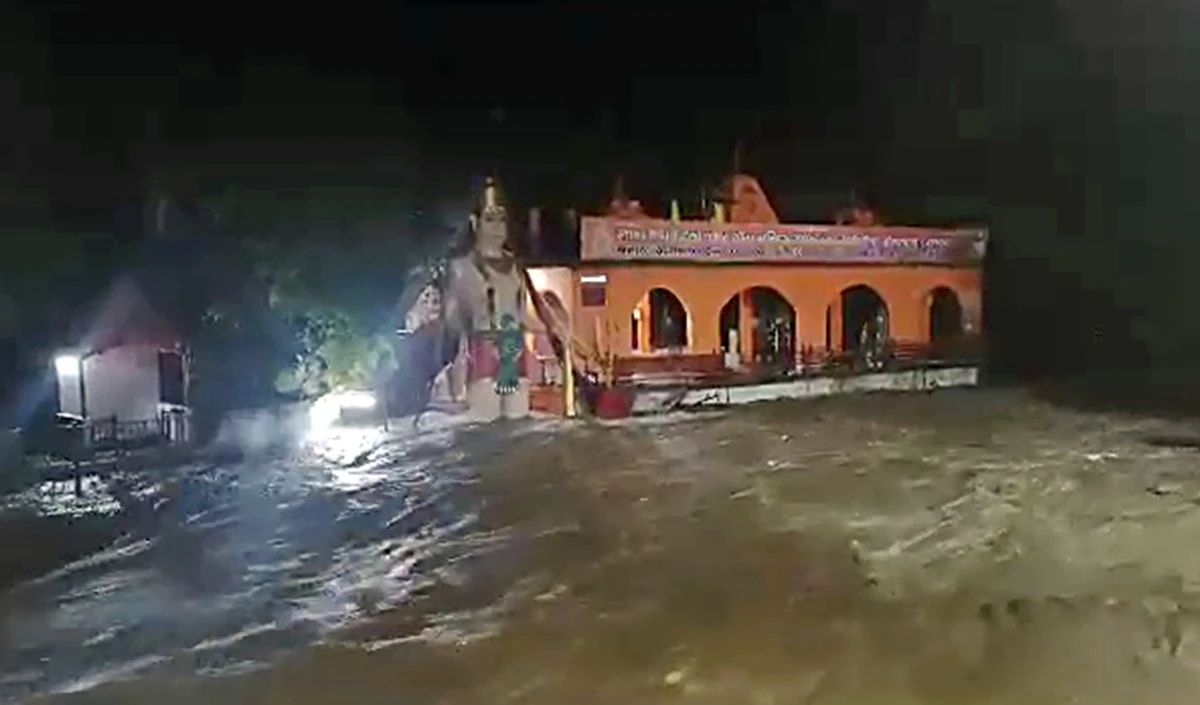उत्तराखंड में जल प्रलय का कहर! देहरादून में टपकेश्वर मंदिर जलमग्न, सड़कें टूटीं, कई लापता