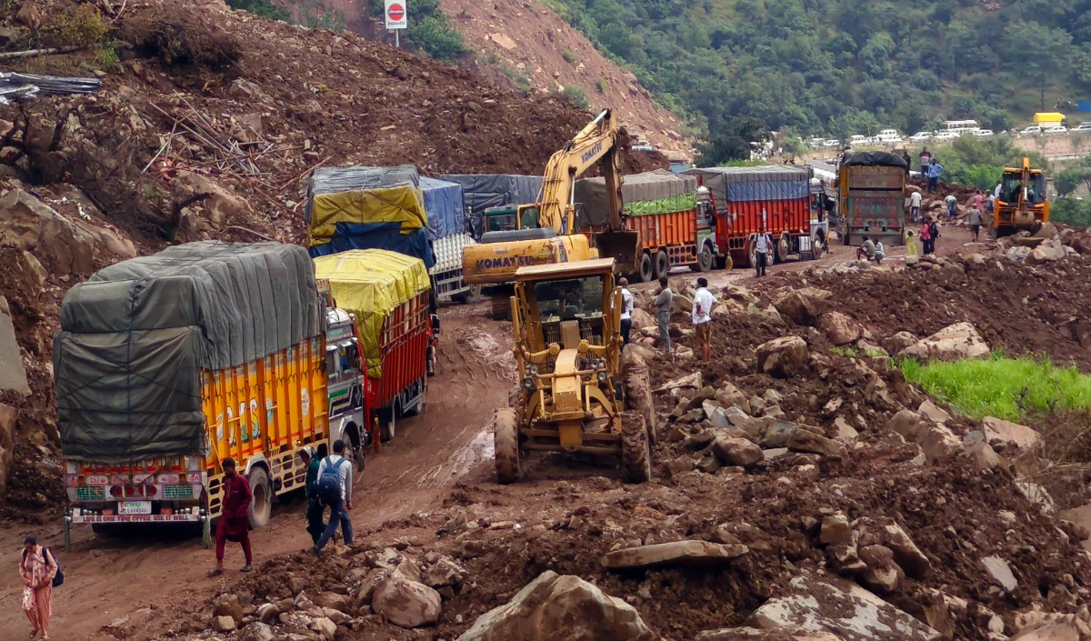 Himachal Pradesh Rain Update | हिमाचल में बारिश का तांडव! भूस्खलन ने छीनी 3 जानें, मंडी और शिमला में हाहाकार