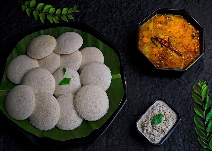 Poha Goli Idli Recipe: कम समय में बनाएं टेस्टी पोहा गोली इडली, तारीफें बटोरें और जीतें सबका दिल