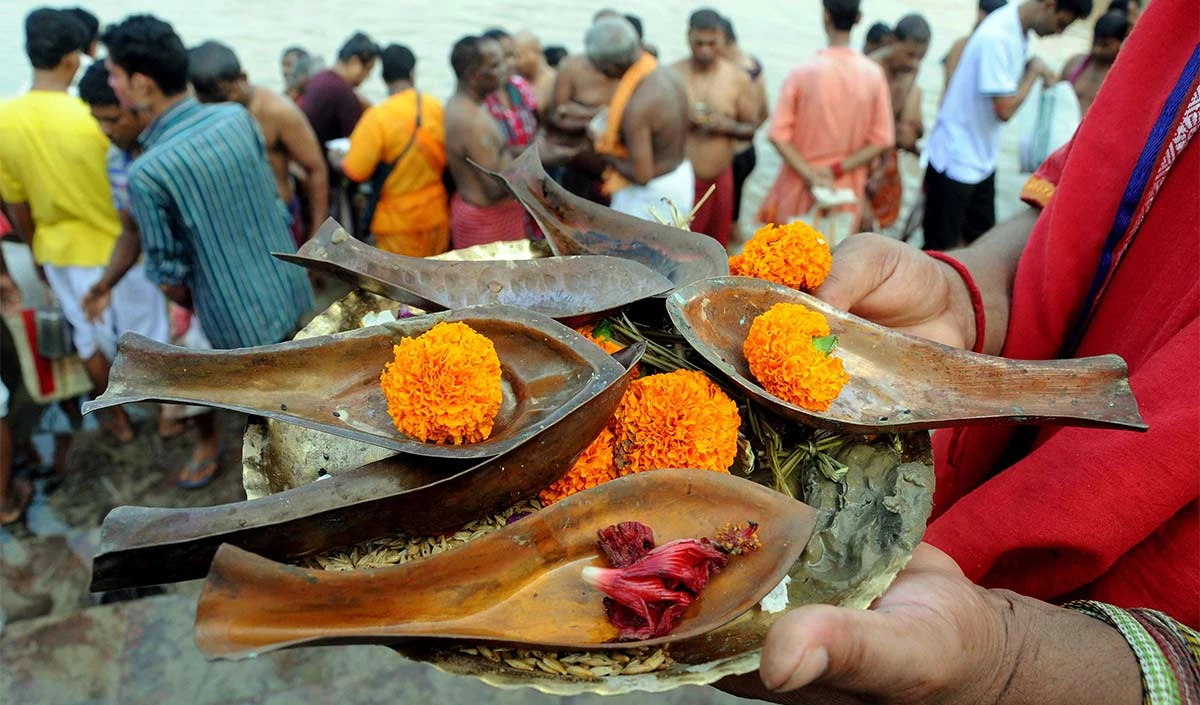 Sarva Pitru Amavasya 2025: सर्वपितृ अमावस्या पर किया जाता है सभी पितरों का श्राद्ध, तर्पण एवं पिंडदान