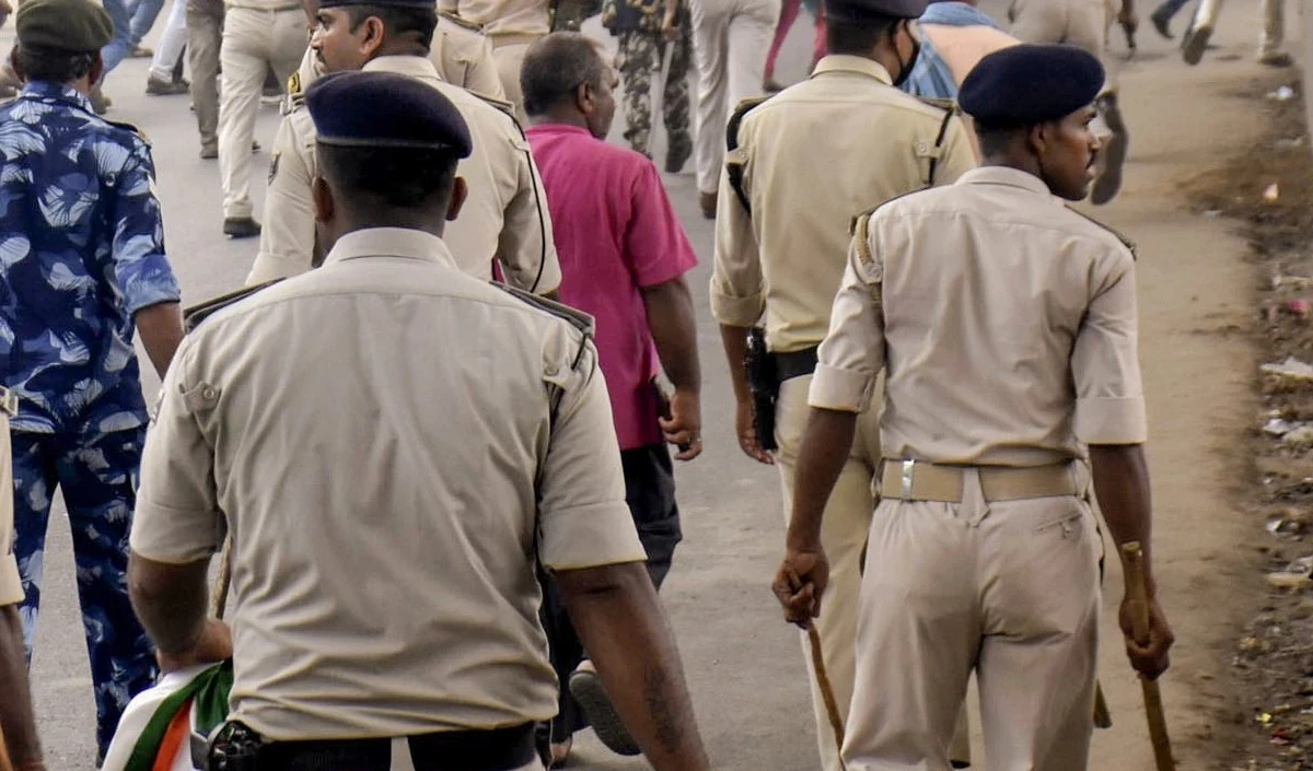 सोलह वर्ष तक फरार रहने के बाद हत्या और डकैती का आरोपी गिरफ्तार