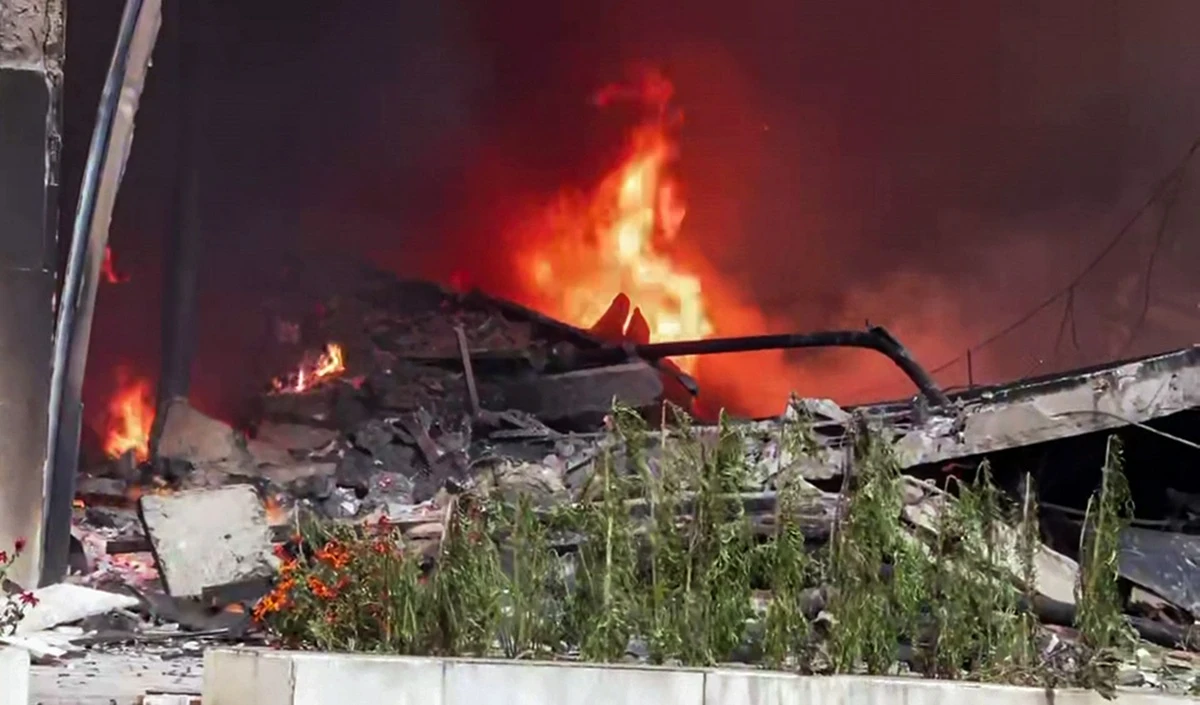 Indore 3 Factories Fire | इंदौर में देर रात भीषण आग का तांडव! तीन फैक्ट्रियां जलकर खाक, राहत की खबर, कोई हताहत नहीं