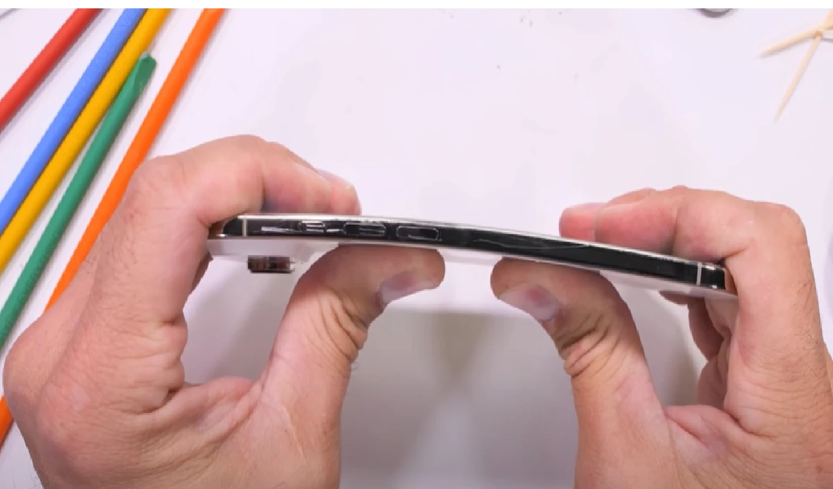 iPhone 17 Air: कितना मजबूत है सबसे पतला आईफोन, मुड़ने पर आसानी से टूट जाता है?