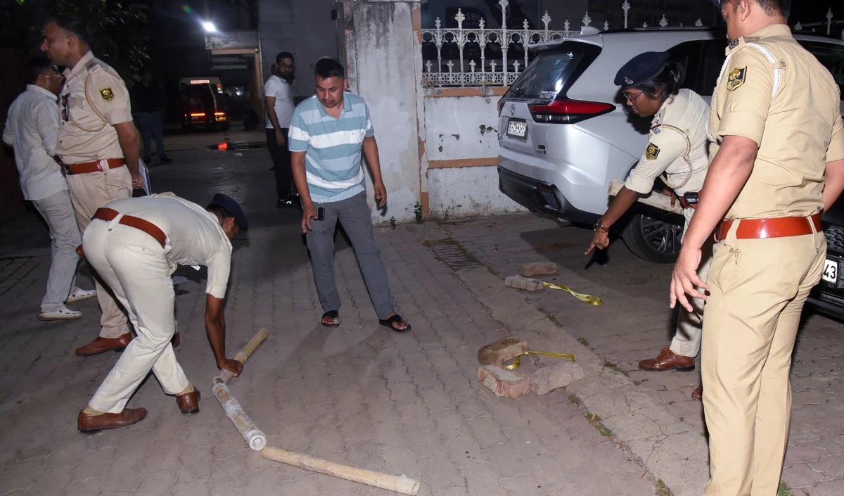 Bengaluru Crime | बेंगलुरु में रूह कंपा देने वाली वारदात! सरेआम पति ने बेटी के सामने पत्नी को चाकुओं से गोदा