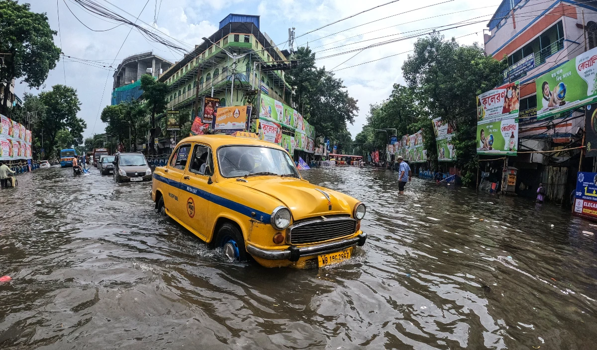 कोलकाता में 4 दशकों की सबसे भीषण बारिश, 10 मौतें, दुर्गा पूजा से पहले हाहाकार, प्रशासन जनजीवन पटरी पर लाने में जुटा
