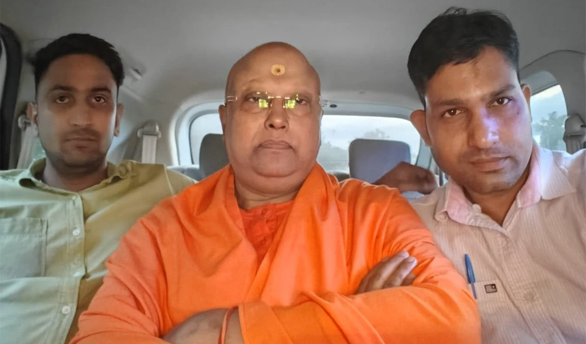 धर्म की आड़ में छात्राओं के शोषण का आरोपी आध्यात्मिक गुरु आगरा में गिरफ्तार Agra Swami Harassment Embezzlement news image