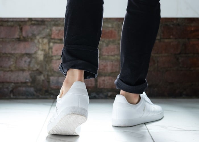 White Shoes Cleaning Hacks: सफेद जूतों के किनारों को नए जैसा चमकाएं, किचन के नुस्खों से दाग होंगे गायब