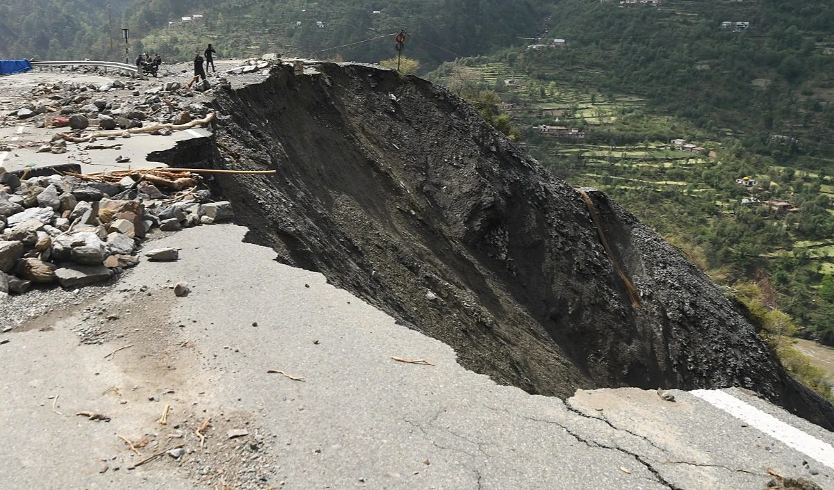हिमाचल में भूस्खलन: चार और मौतें, राष्ट्रीय आपदा राहत प्रयास तेज Himachal Landslide Death Toll Rises news image