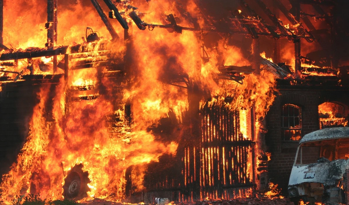 Switzerland Explosion Video | नए साल पर स्विट्जरलैंड के Crans-Montana के बार में हुआ भयानक धमाका, कई लोगों के मौत की आशंका