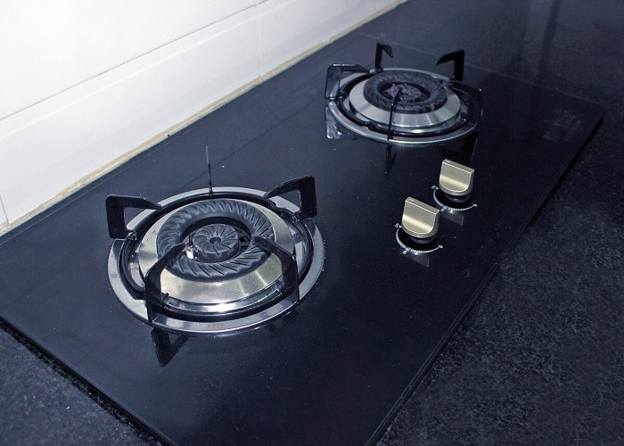 Cleaning Tips: बिना खर्च के पुराने Gas Stove को दें Super Shine, घर पर आजमाएं ये असरदार Home Remedy