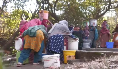 Udhampur Water Crisis: 8 महीने से पानी को तरस रहा गांव, 2 KM पैदल चलने को मजबूर हुईं महिलाएं