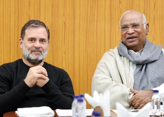 Bihar Politics में RJD से गठबंधन तोड़ेगी Congress? Kharge की बैठक से आई बड़ी खबर