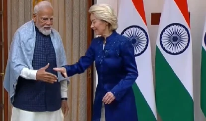 PM मोदी के हाथों पर रखा हाथ और...EU चीफ ने कैमरे के सामने क्या करने को कहा?