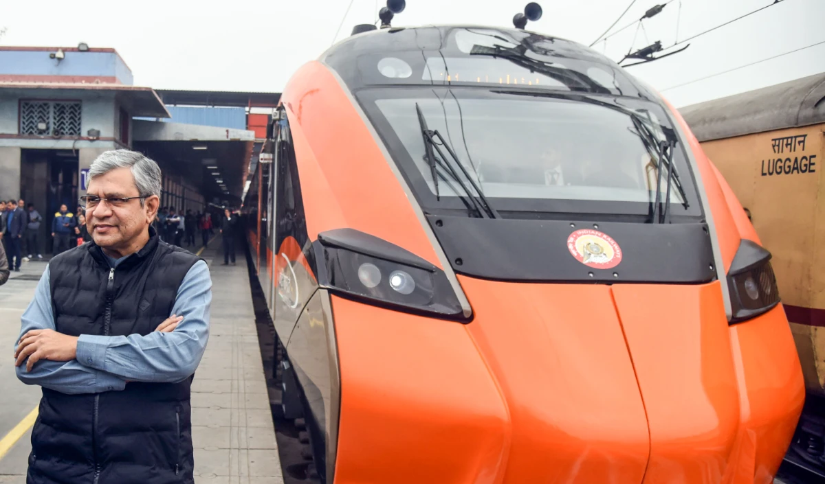 Vande Bharat Sleeper का First Look: रेल मंत्री Ashwini Vaishnaw बोले- PM Modi जल्द दिखाएंगे हरी झंडी