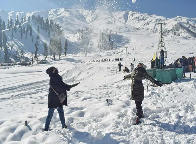 कश्मीर घाटी में पर्यटन ने जोरदार वापसी कश्मीर घाटी में पर्यटन ने जोरदार वापसी