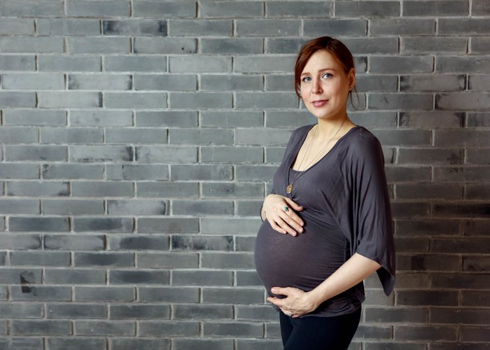 Pregnancy Care Tips During Winter: कड़ाके की ठंड में Pregnant महिलाएं ऐसे रखें अपना और Baby का ध्यान