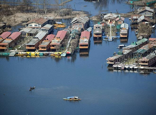 ड्रोन की नजर से डल झील का नज़ारा ड्रोन की नजर से डल झील का नज़ारा