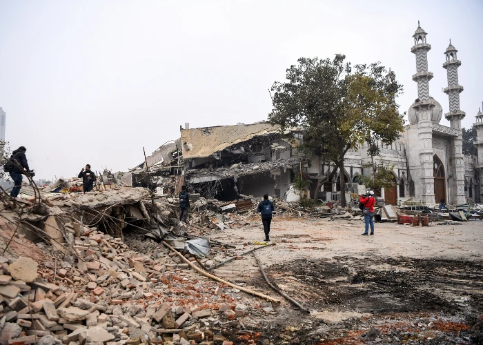 Delhi के Turkman Gate में High Court के आदेश पर चला Bulldozer, पुलिस पर पथराव से तनाव।