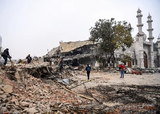 Delhi के Turkman Gate में High Court के आदेश पर चला Bulldozer, पुलिस पर पथराव से तनाव।