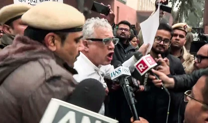 Amit Shah Office के बाहर TMC सांसदों का प्रदर्शन, पुलिस ने हिरासत में लिया तो भड़कीं Mahua Moitra