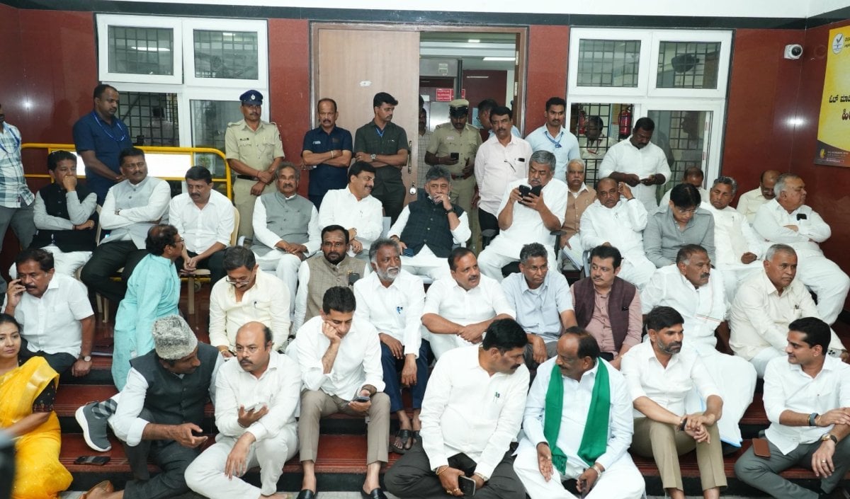 Karnataka CEO ऑफिस के बाहर सीढ़ियों पर बैठे DK Shivakumar, न्याय मिलने तक धरने पर अड़े