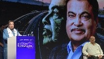 Ethanol विवाद के बीच Bihar पहुँचे Nitin Gadkari, E-20 ईंधन से वाहनों को नुकसान के दावे करने वालों की कर दी खिँचाई