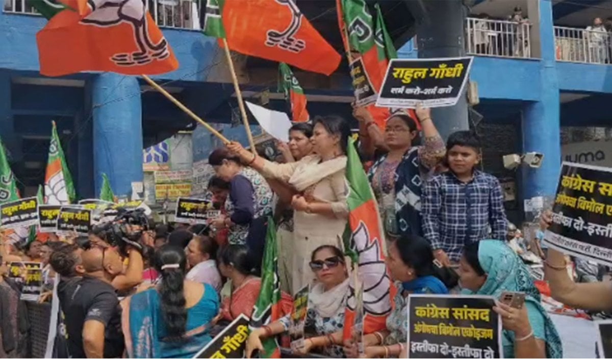 Laxmi Nagar में Delhi Police ने BJP महिला मोर्चा को रोका, Congress सांसद के खिलाफ था मार्च