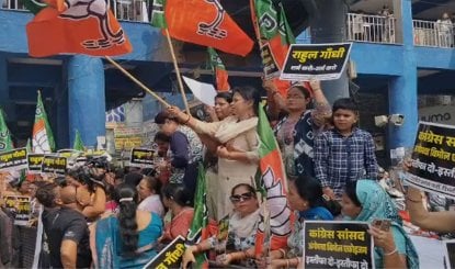 Laxmi Nagar में Delhi Police ने BJP महिला मोर्चा को रोका, Congress सांसद के खिलाफ था मार्च