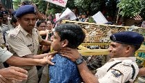 केजरीवाल से प्रशांत भूषण तक, 2000 से ज्यादा प्रदर्शनकारी पकड़े गए, अब-तक क्या एक्शन हुआ?